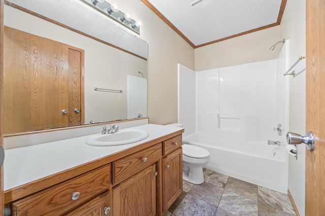 2812 Wheatland Drive S, Fargo, ND 58103