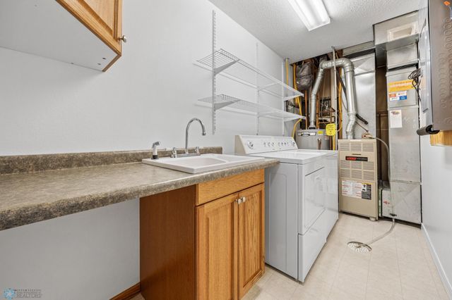2812 Wheatland Drive S, Fargo, ND 58103