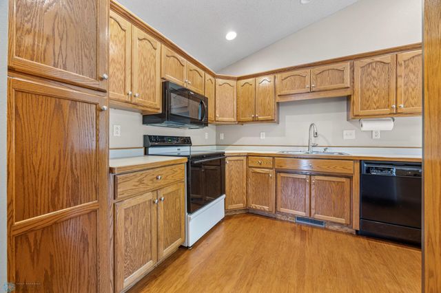2812 Wheatland Drive S, Fargo, ND 58103