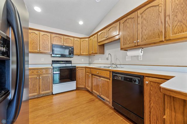 2812 Wheatland Drive S, Fargo, ND 58103