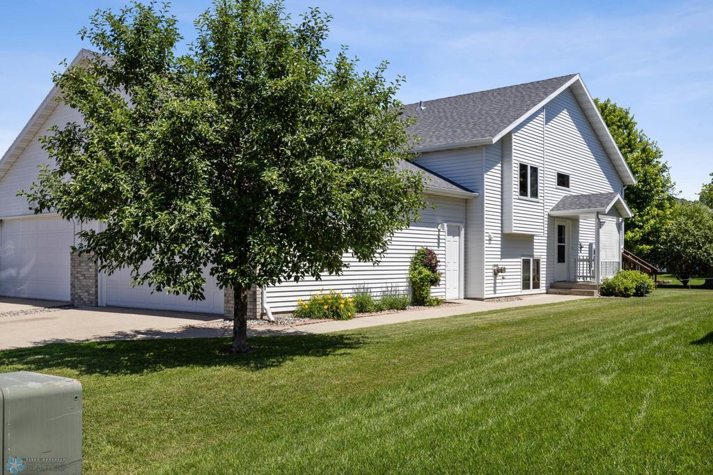 2812 Wheatland Drive S, Fargo, ND 58103