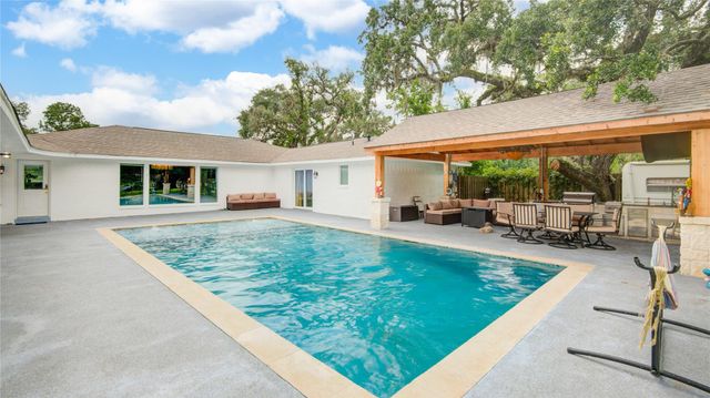 623 County Road 687, Angleton, TX 77515