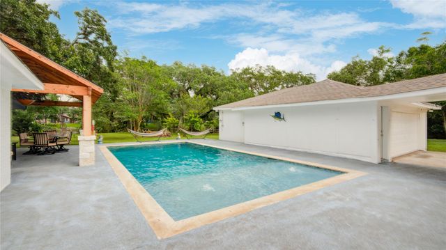 623 County Road 687, Angleton, TX 77515