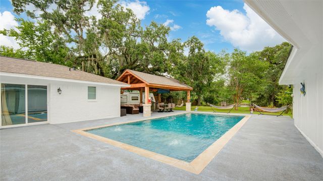 623 County Road 687, Angleton, TX 77515