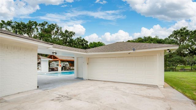 623 County Road 687, Angleton, TX 77515