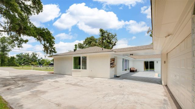 623 County Road 687, Angleton, TX 77515