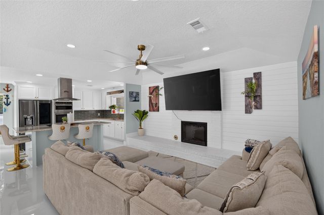 623 County Road 687, Angleton, TX 77515