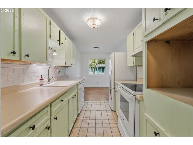 5566 Sw ERICKSON Ave, Beaverton, OR 97005