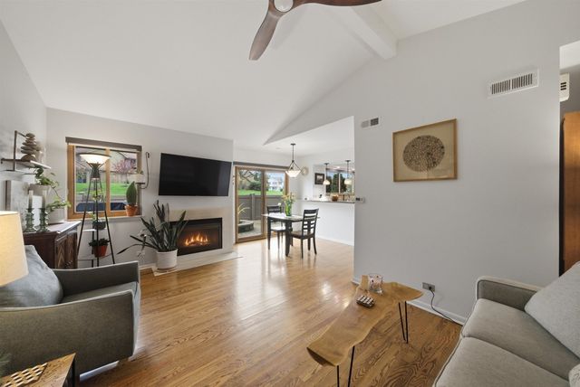 8005 Wildwood Lane, Darien, IL 60561