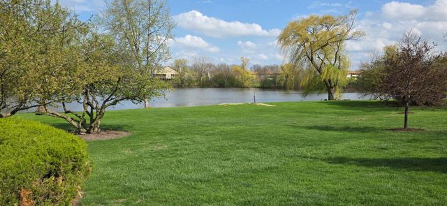 8005 Wildwood Lane, Darien, IL 60561