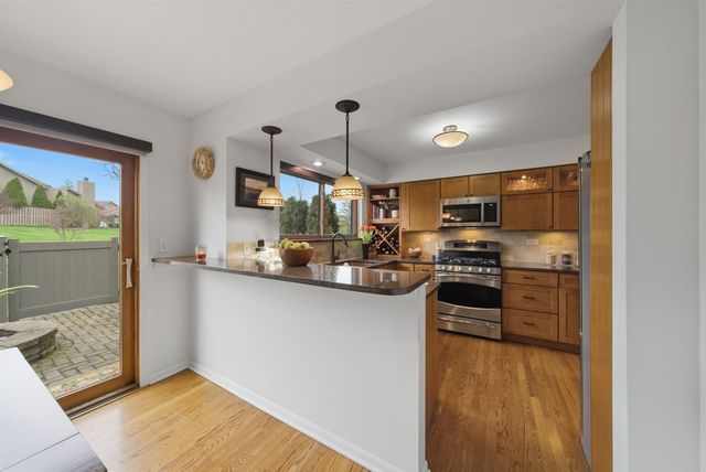 8005 Wildwood Lane, Darien, IL 60561