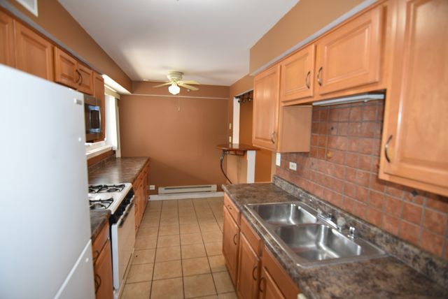 1910 W Hatherleigh Court 2E, Mount Prospect, IL 60056