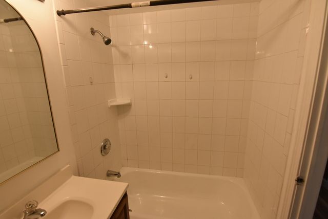 1910 W Hatherleigh Court 2E, Mount Prospect, IL 60056
