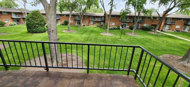 1910 W Hatherleigh Court 2E, Mount Prospect, IL 60056