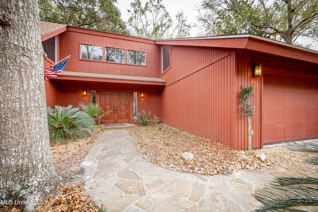 110 Simon Boulevard, Ocean Springs, MS 39564