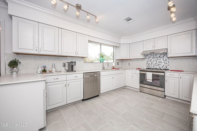 110 Simon Boulevard, Ocean Springs, MS 39564