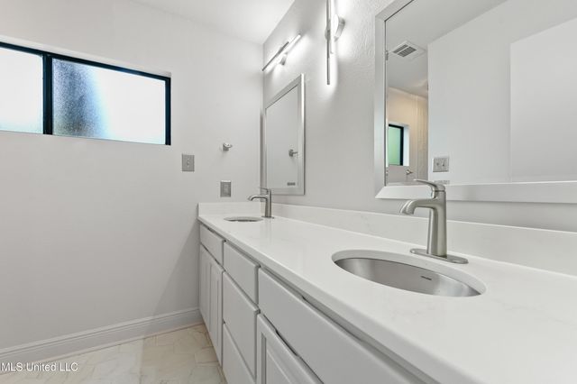 110 Simon Boulevard, Ocean Springs, MS 39564