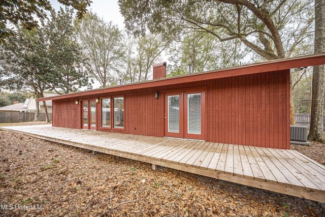 110 Simon Boulevard, Ocean Springs, MS 39564