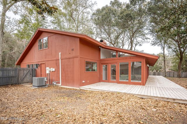 110 Simon Boulevard, Ocean Springs, MS 39564