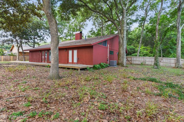 110 Simon Boulevard, Ocean Springs, MS 39564