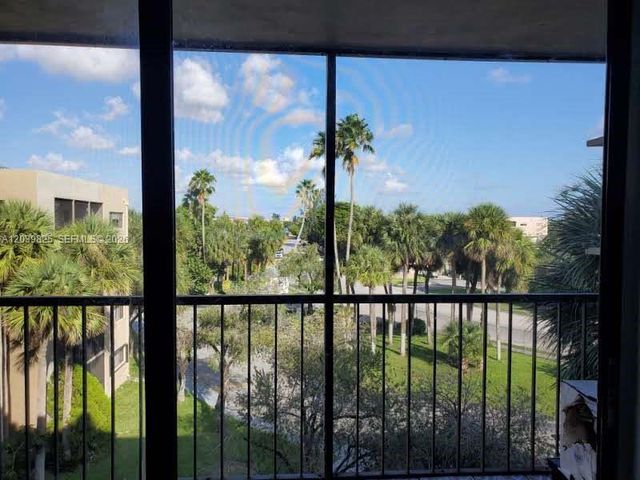8635 NW 8th Street 423, Miami, FL 33126