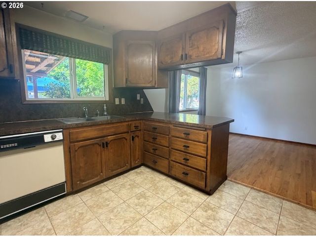 2188 Se PINE St, Hillsboro, OR 97123