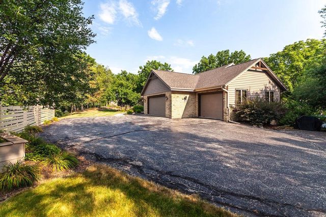 W318N1050 Huckleberry WAY, Delafield, WI 53018