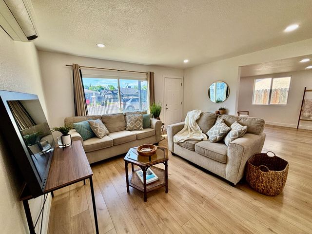 1917 Grand Ave, Sacramento, CA 95838