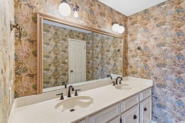 100 Warwick Pl, Hattiesburg, MS 39402