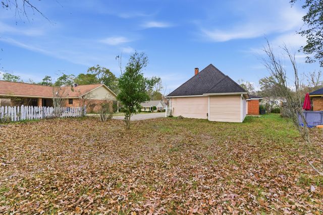 100 Warwick Pl, Hattiesburg, MS 39402