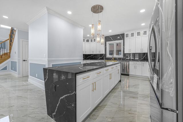 892 Barry Drive W, Valley Stream, NY 11580