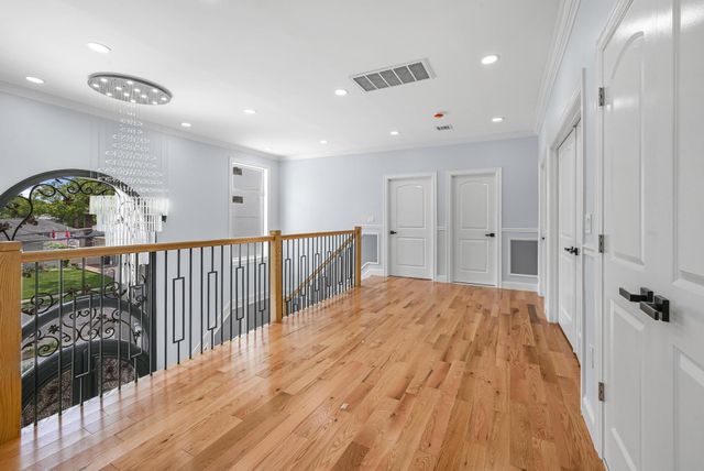 892 Barry Drive W, Valley Stream, NY 11580