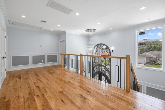 892 Barry Drive W, Valley Stream, NY 11580