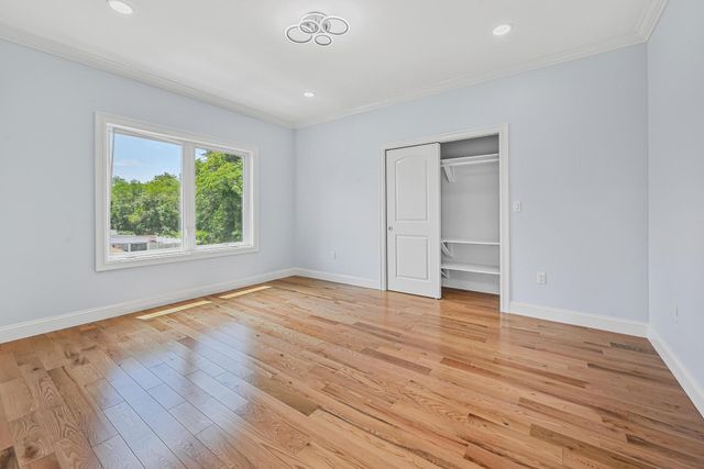 892 Barry Drive W, Valley Stream, NY 11580
