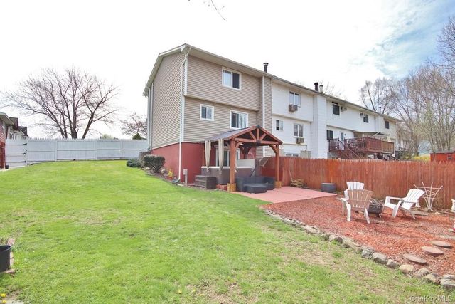 35 Black Stallion Court, Middletown, NY 10940
