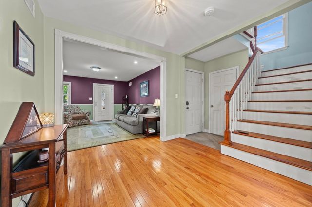 11 Pilgrim Rd, Woburn, MA 01801
