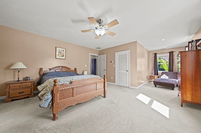 11 Pilgrim Rd, Woburn, MA 01801