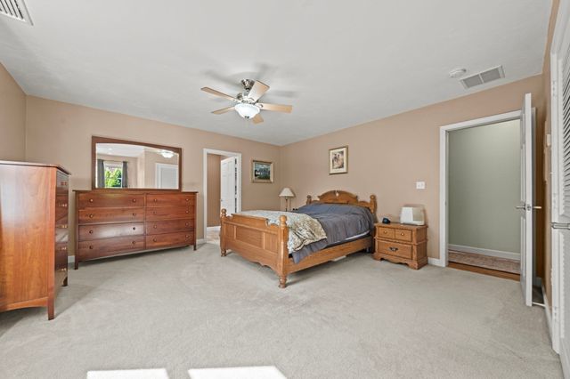 11 Pilgrim Rd, Woburn, MA 01801