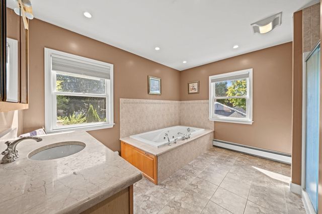 11 Pilgrim Rd, Woburn, MA 01801