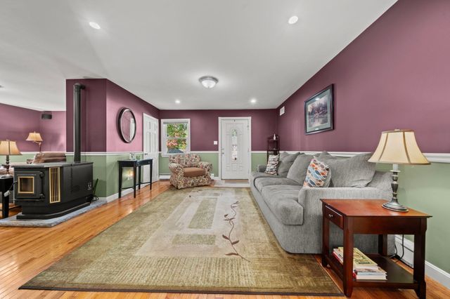 11 Pilgrim Rd, Woburn, MA 01801