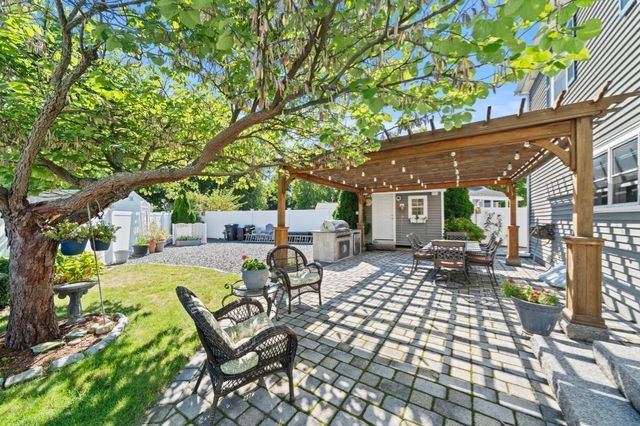11 Pilgrim Rd, Woburn, MA 01801