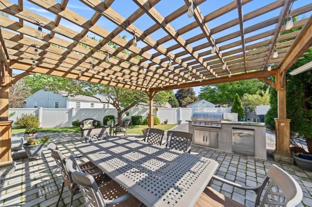 11 Pilgrim Rd, Woburn, MA 01801
