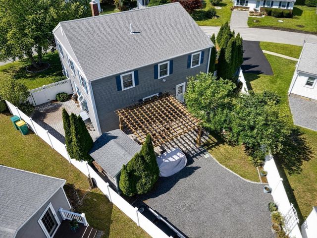 11 Pilgrim Rd, Woburn, MA 01801