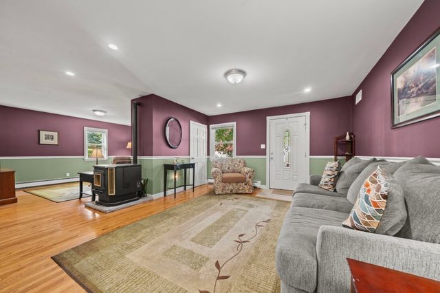 11 Pilgrim Rd, Woburn, MA 01801