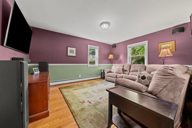 11 Pilgrim Rd, Woburn, MA 01801