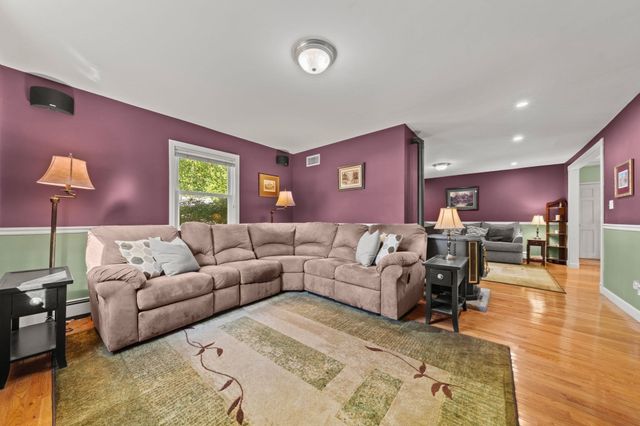 11 Pilgrim Rd, Woburn, MA 01801