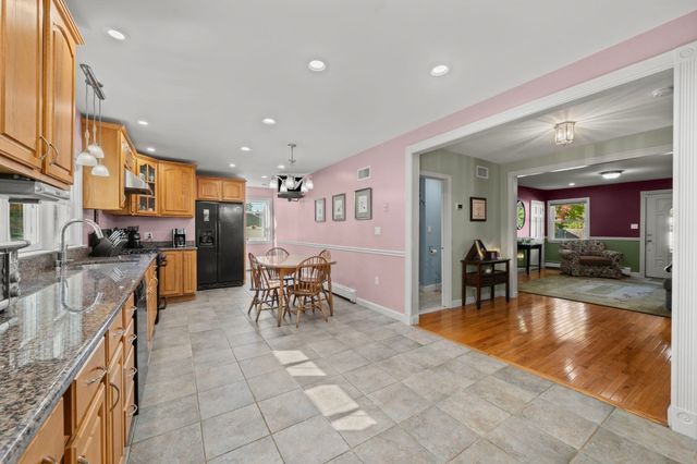 11 Pilgrim Rd, Woburn, MA 01801