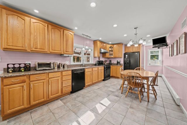 11 Pilgrim Rd, Woburn, MA 01801