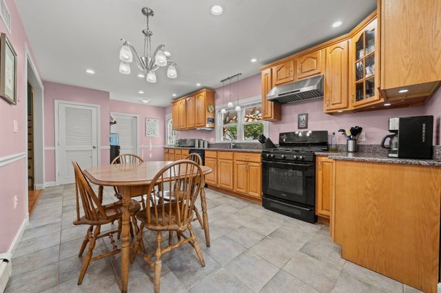 11 Pilgrim Rd, Woburn, MA 01801