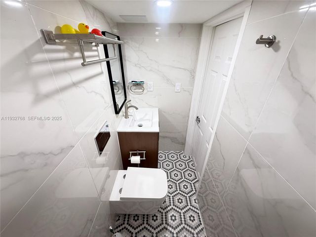 3375 SW 29th Ter 1, Miami, FL 33133